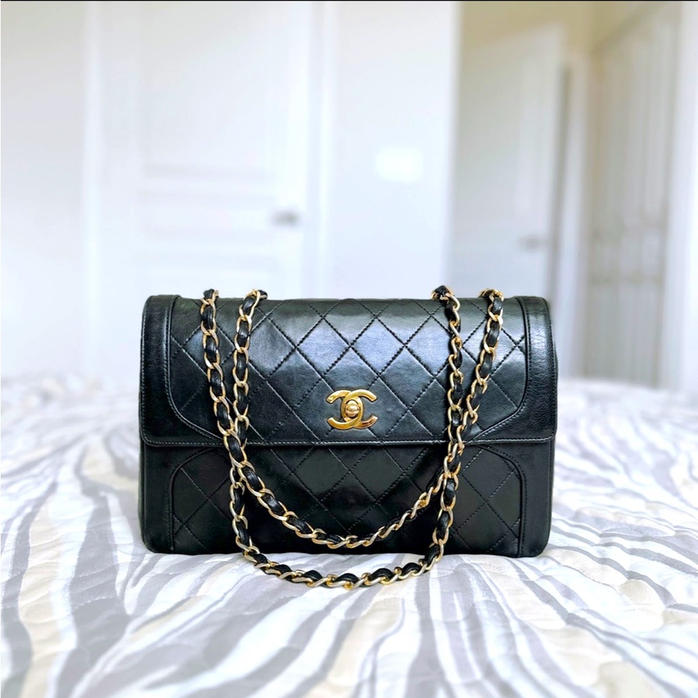 Rare Chanel Quilted Classic Flap Medium 80s vintage (authentic)